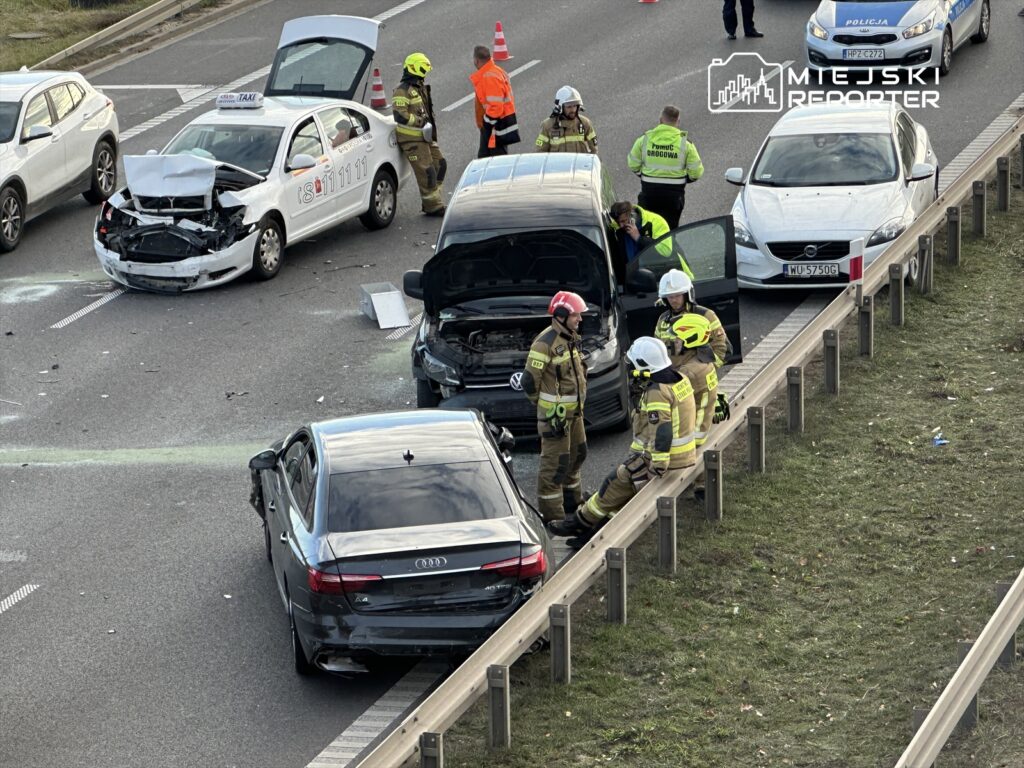 Wielu ratowników i policjantów pracuje na miejscu wypadku drogowego, gdzie zderzyły się trzy samochody.