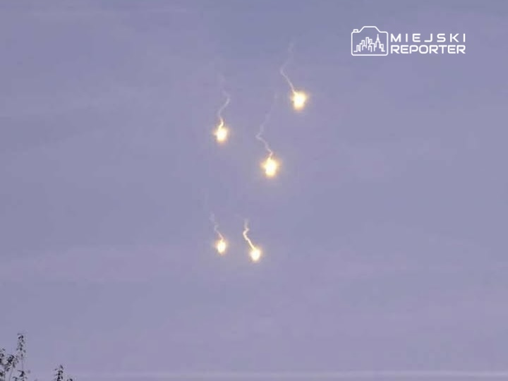 Na niebie widoczne są pięć świecących smug dymu, tworzących efektowny wzór.