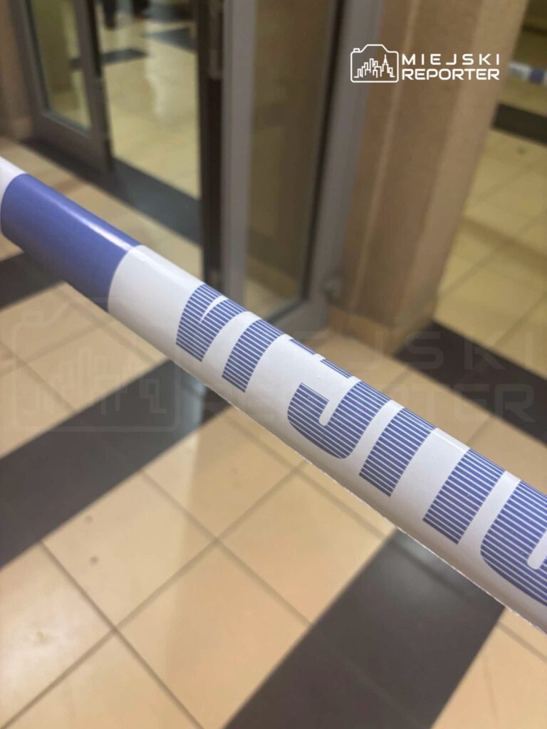 Biało-niebieska taśma zabezpieczająca umieszczona na podłodze w nowoczesnym wnętrzu budynku.