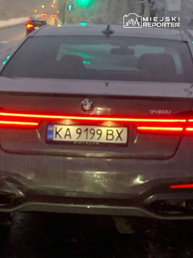 BMW 740i zatrzymane na drodze, z widocznymi światłami tylnymi oraz tablicą rejestracyjną KA 9199 BX.