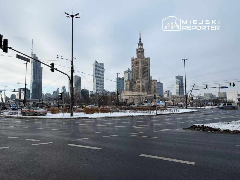 Warszawski krajobraz miejski z wieżowcami w tle oraz Pałacem Kultury i Nauki na pierwszym planie.