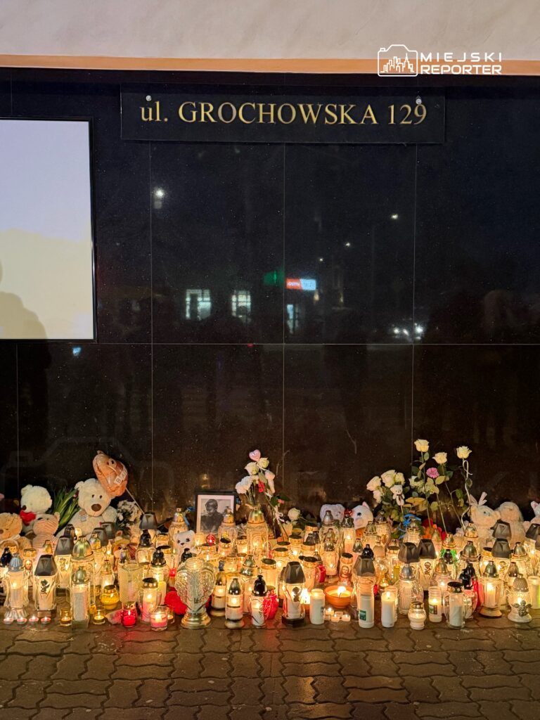 W miejscu upamiętnienia przy ul. Grochowskiej 129 ustawiono znicze, kwiaty i pluszowe zabawki.