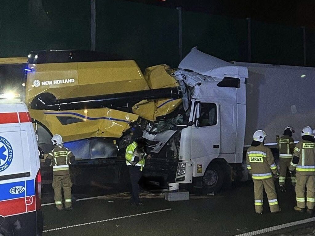 W nocy na drodze doszło do zderzenia ciężarówki z maszyną rolniczą, w pobliżu interweniują strażacy i ratownicy medyczni.