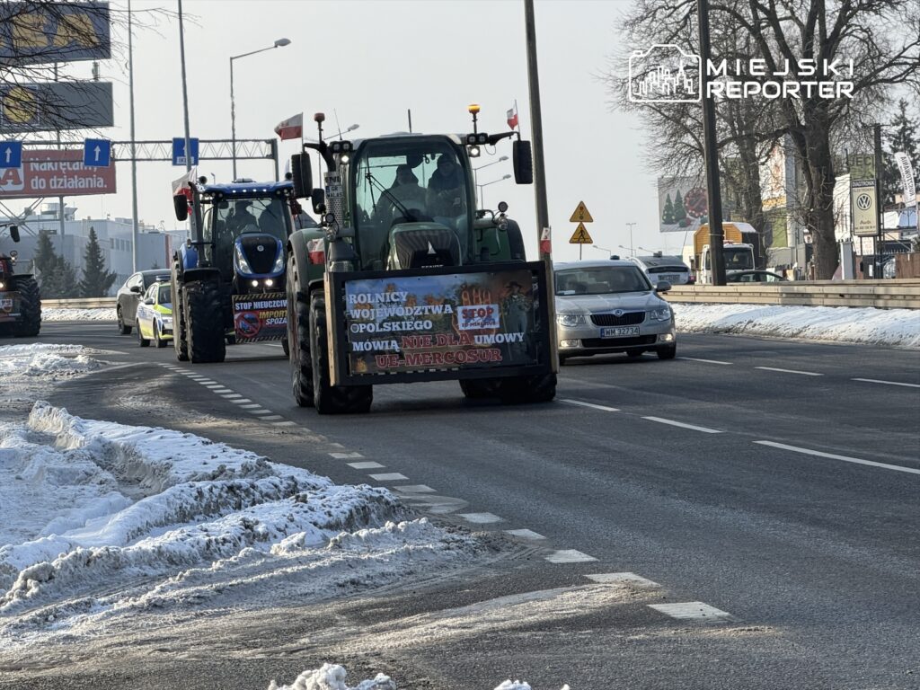 Rolnicy w ciągnikach protestują na drodze, prezentując transparenty z hasłami w województwie opolskim.