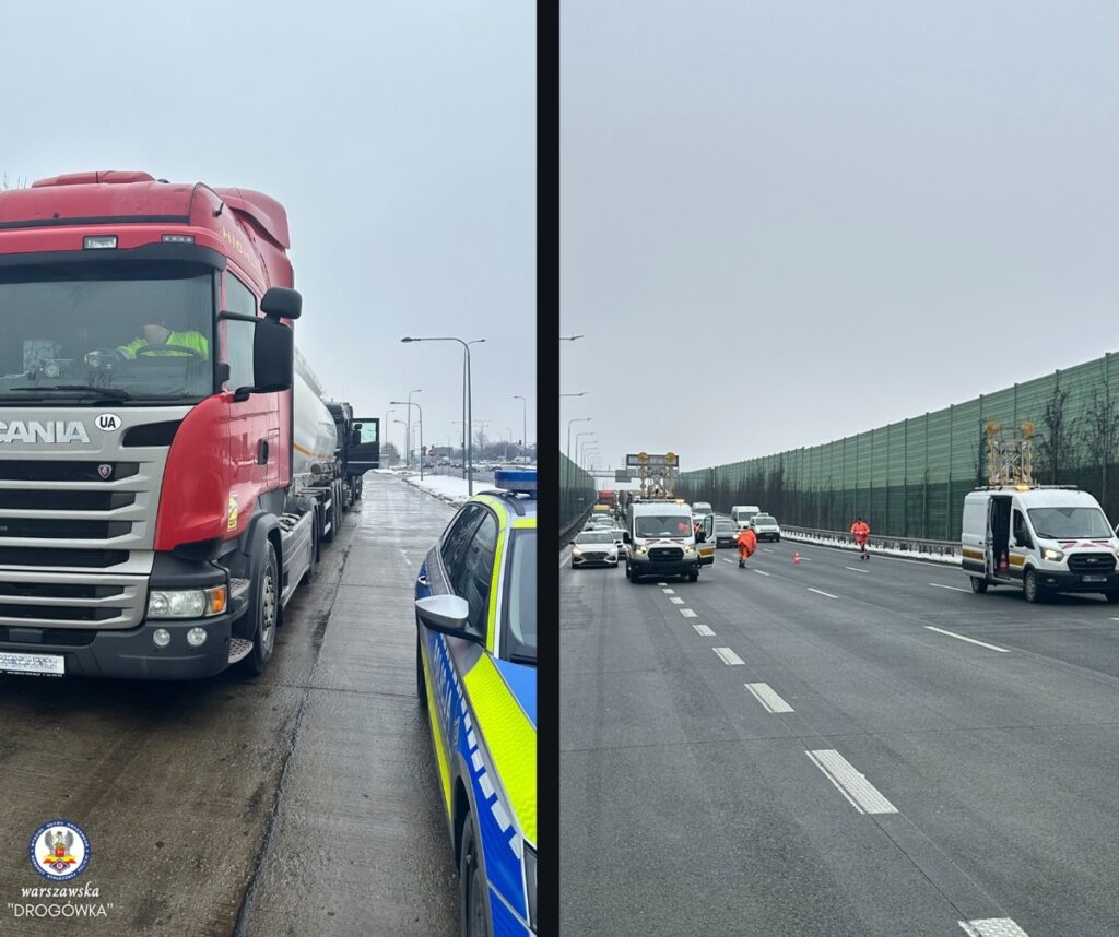 Czerwony ciężarówka na poboczu drogi, obok policja oraz służby drogowe prowadzące działania na jezdni.