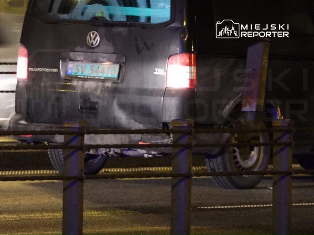 Czarny Volkswagen Transporter zaparkowany na ulicy, z widoczną rejestracją SV 54470.