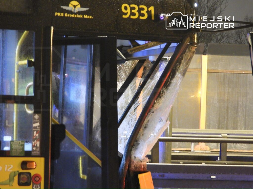 Zniszczony przystanek autobusowy z rozbitym dachem, obok stoi autobus PKS z numerem 9331 w deszczowej scenerii.