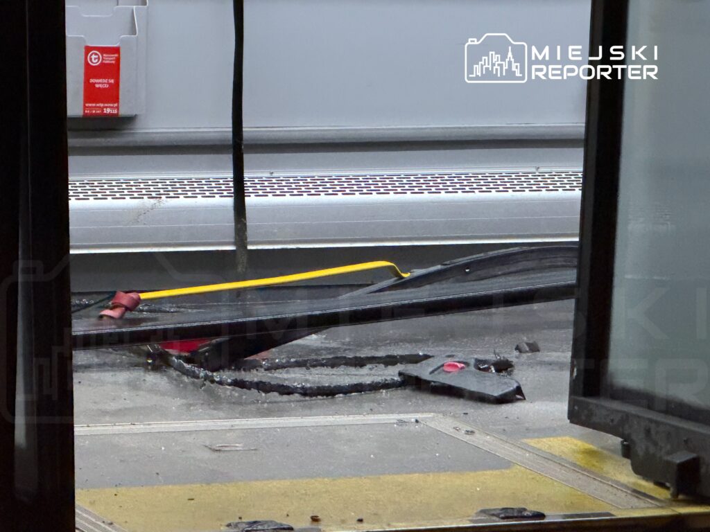 Uszkodzona nawierzchnia peronu z widocznym kabelkiem i narzędziami w pobliżu.