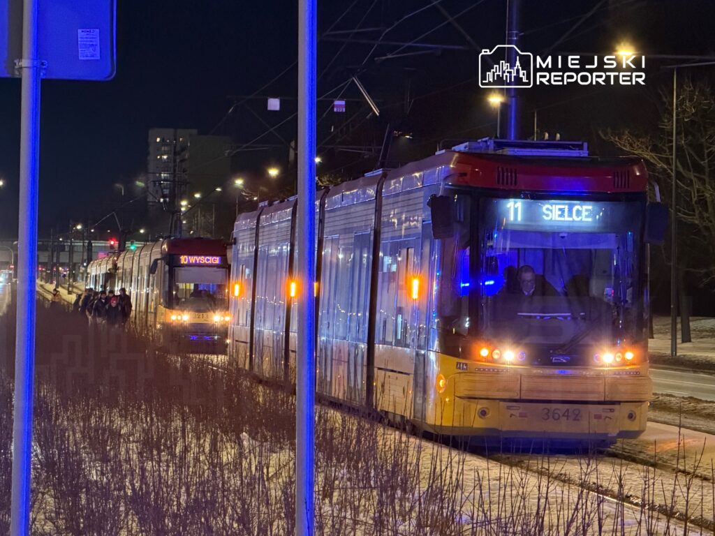 Tramwaje kursujące po torowisku w nocy, jeden z nich z numerem linii 10 "WYSZKI", drugi z numerem 11 "SIELCE".