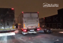 Na drodze w nocy doszło do wypadku, w którym uczestniczą dwa ciężarowce i osobowy samochód z uszkodzoną przednią częścią.