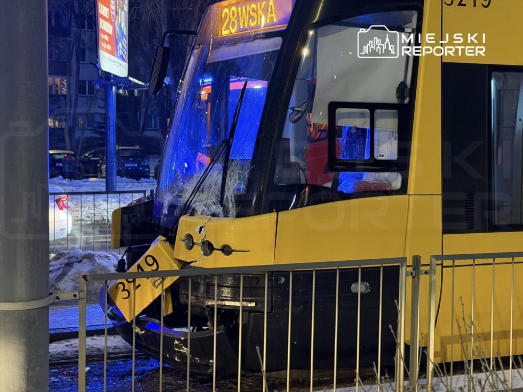 Zniszczony tramwaj z numerem 3219 zatrzymany w miejskiej scenerii nocą, z widocznymi uszkodzeniami przodu.