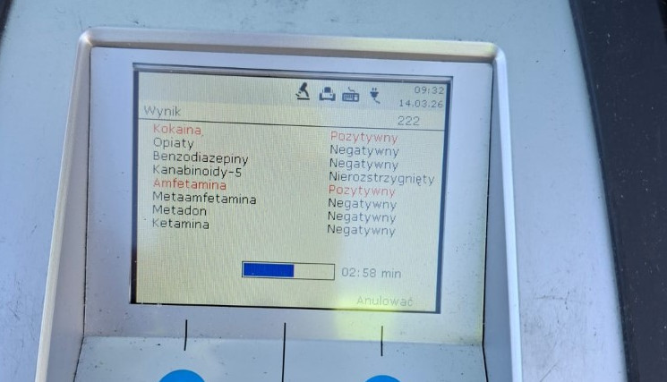 Ekran urządzenia do analizy substancji pokazujący wyniki testu na obecność różnych narkotyków.