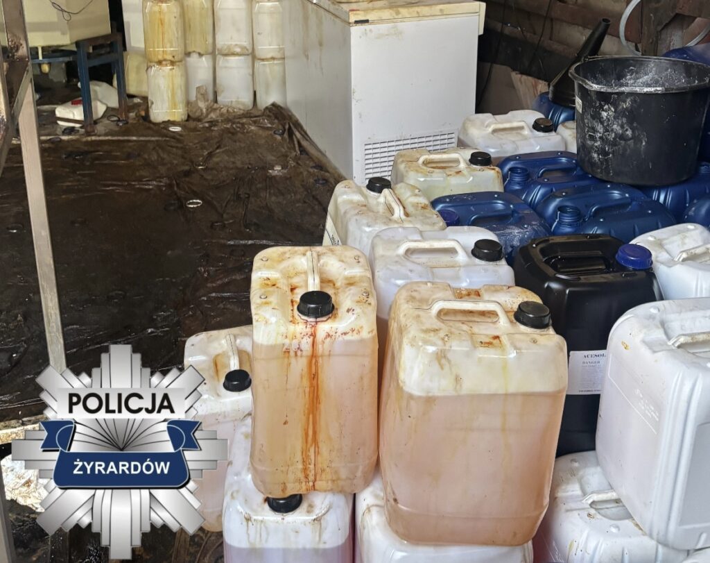 Skrzynki z płynami chemicznymi ustawione w nieuporządkowany sposób w zamkniętej przestrzeni.