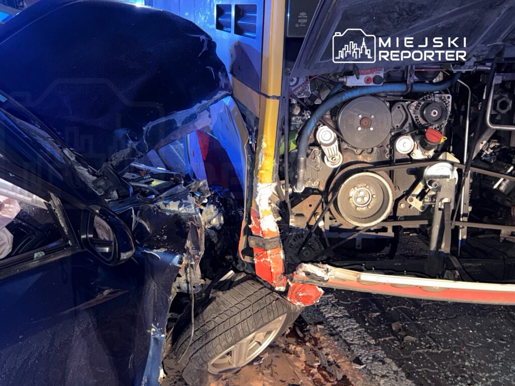 Zderzenie dwóch pojazdów – osobowego i dostawczego – z widocznymi uszkodzeniami w nocy na ulicy.