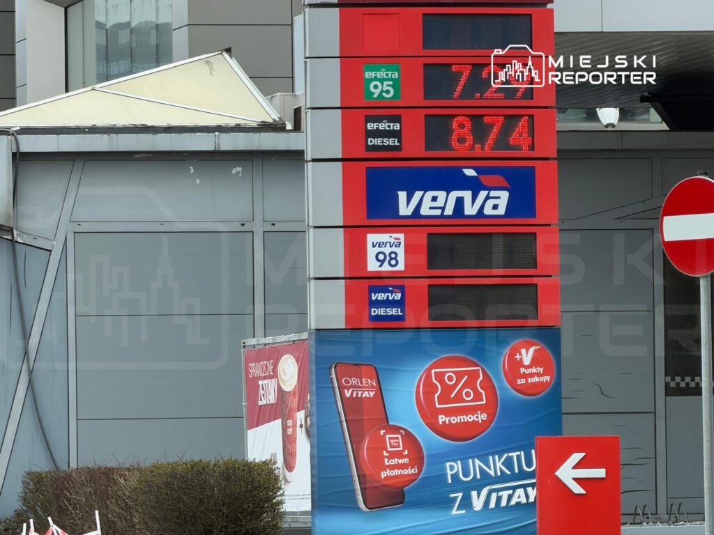 Cennik paliw na stacji benzynowej z cenami: 7,27 PLN za Efecta 95, 8,74 PLN za Efecta Diesel oraz reklama promocji.