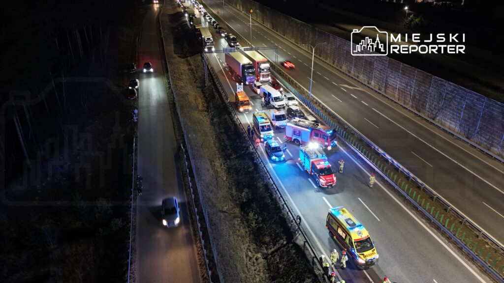 Wielu ratowników i pojazdów służb ratunkowych pracuje na drodze, gdzie doszło do wypadku.