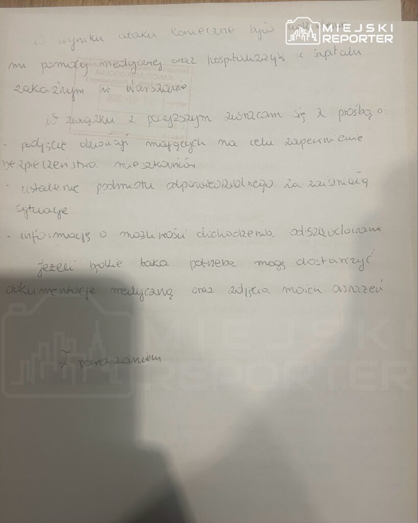 Notatka na papierze z odręcznym tekstem, zawierająca informacje o ataku oraz prośbę o dokumentację medialną.