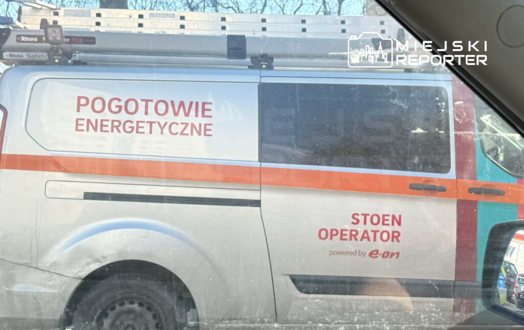 Samochód dostawczy z napisem "POGOTOWIE ENERGETYCZNE" parkuje na ulicy, widoczny z boku.