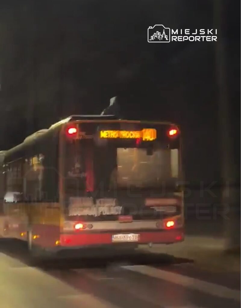 Autobus komunikacji miejskiej z wyświetlaczem informującym o kierunku "METRO WROCŁAW" porusza się nocą po ulicy.