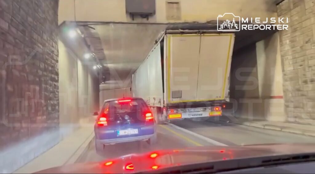 Tir utknął w wąskim tunelu, a samochody osobowe zatrzymały się w kolejce za nim.