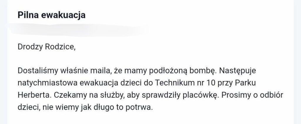 Ewakuacja dzieci z Technikum nr 10 w związku z zagrożeniem bombowym, oczekiwanie na służby.