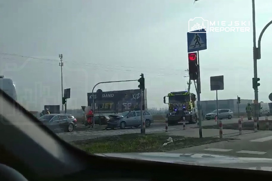 Ruch drogowy zatrzymany na skrzyżowaniu z powodu interwencji straży pożarnej przy czerwonym świetle.