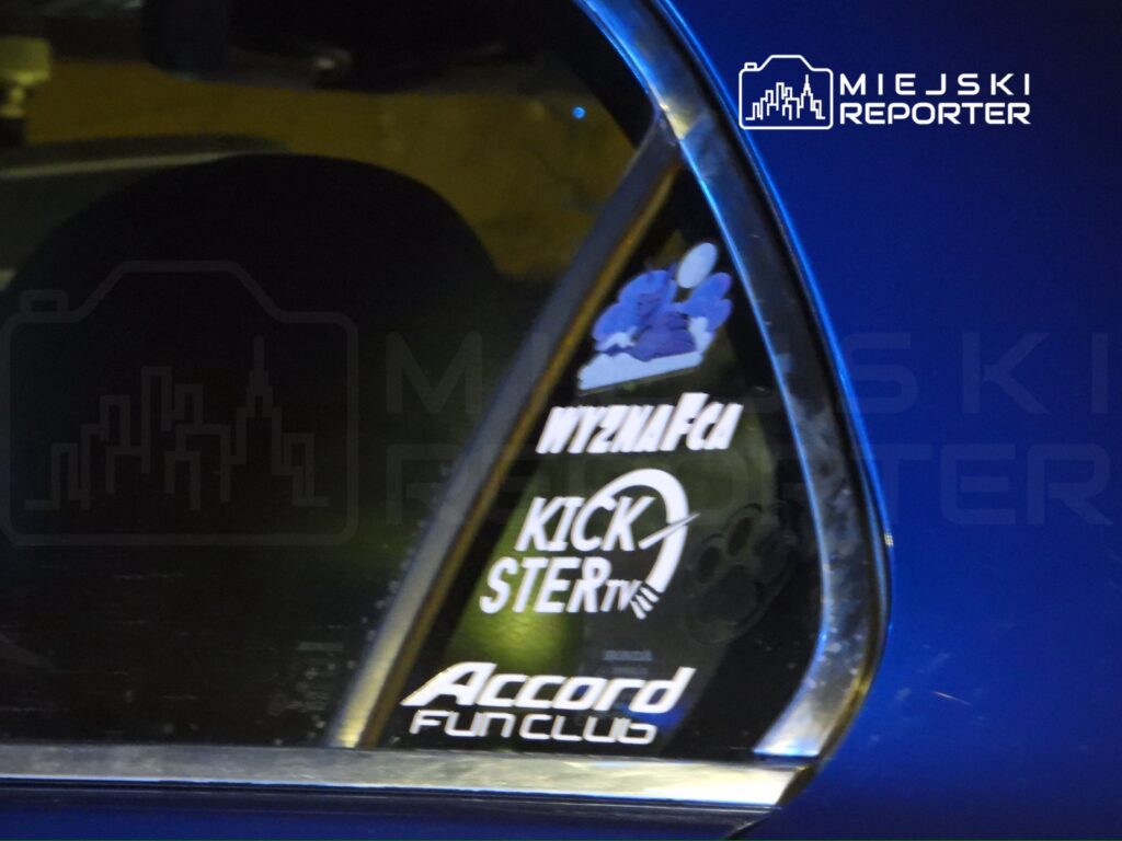 Naklejki z logo "Accord Fun Club" oraz "KICKSTER" na tylnej szybie samochodu.