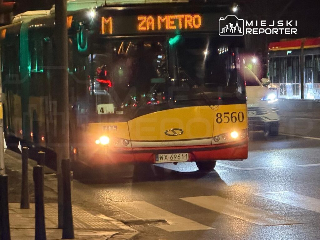 Autobus miejski z numerem 8560 zatrzymuje się na przystanku, z wyświetlaczem pokazującym "M ZAMETRO".