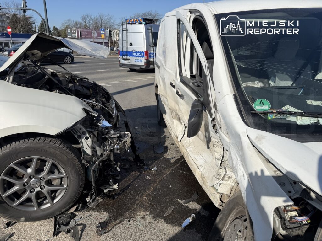 W wyniku wypadku drogowego doszło do zderzenia dwóch pojazdów, z widocznymi uszkodzeniami karoserii.
