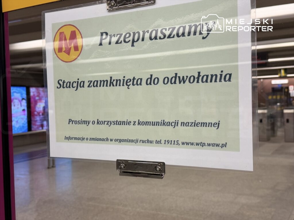 Zawieszona tablica informacyjna na stacji metra z komunikatem o zamknięciu stacji do odwołania.