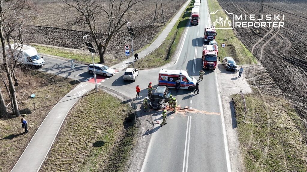 Na drodze prowadzone są działania ratunkowe po wypadku samochodowym, w którym uczestniczy kilka pojazdów.