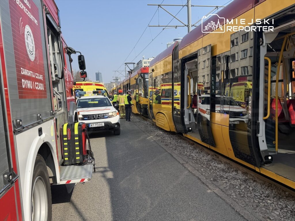Na torach tramwajowych w mieście, pojazdy służb ratunkowych interweniują przy zderzeniu tramwaju z innym pojazdem.