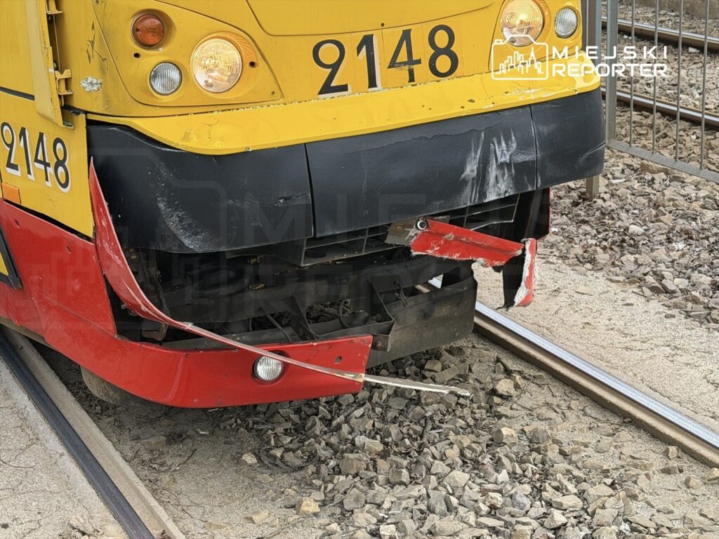 Uszkodzony przód tramwaju z numerem 2148, z widocznymi śladami zarysowań, stojącego na torach.