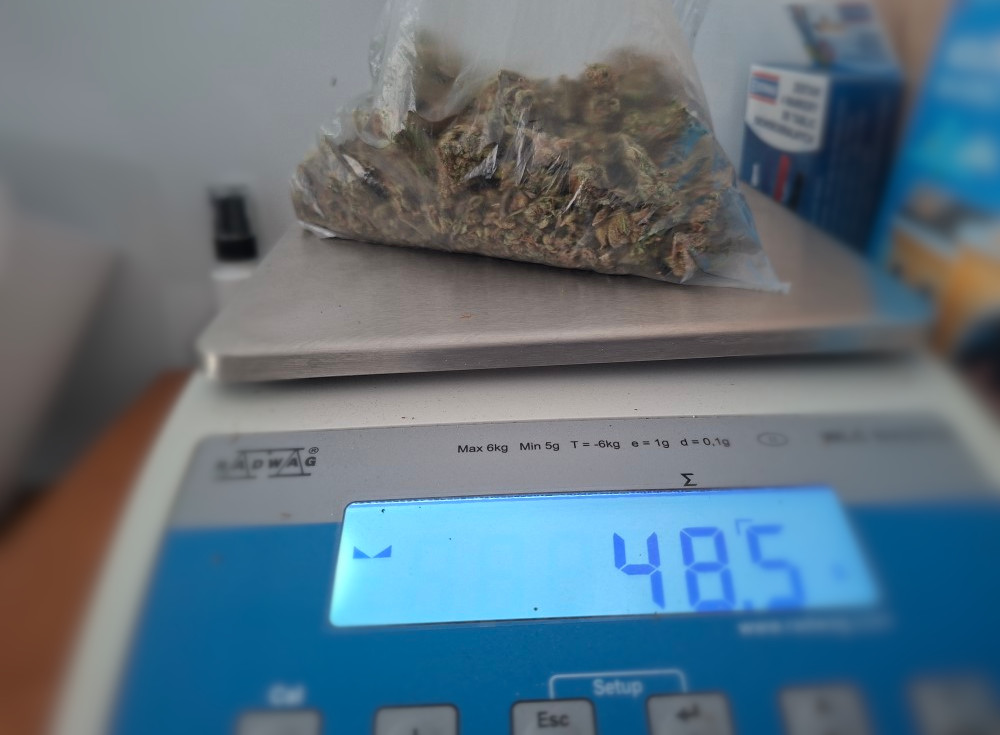 Zawartość w plastikowej torebce waży 48,5 g na elektronicznej wadze.