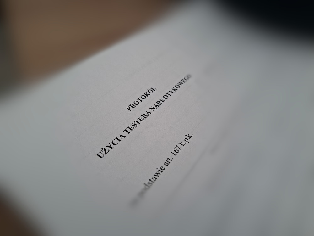Dokument z tytułem "PROTOKÓŁ UŻYCIA TESTERA NARKOTYKOWEGO" leżący na stole.