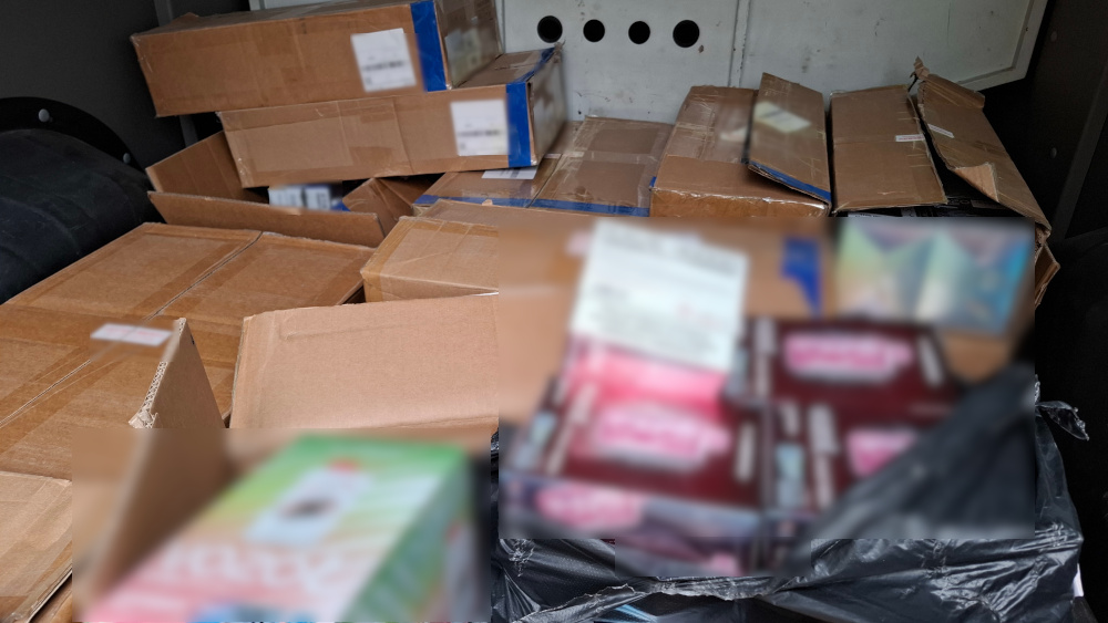 Pojazd dostawczy załadowany kartonami z różnymi produktami, niektóre z nich są częściowo widoczne.