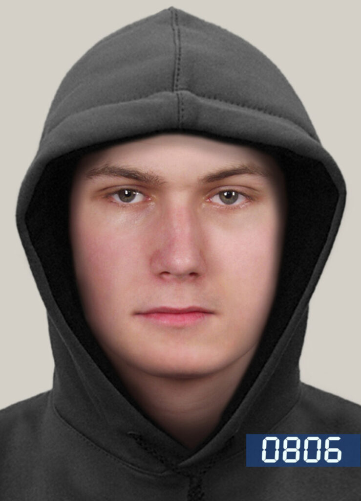 Mężczyzna w szarej bluzie z kapturem patrzy w obiektyw, na tle jednolitego tła. W prawym dolnym rogu widoczny napis "0806".