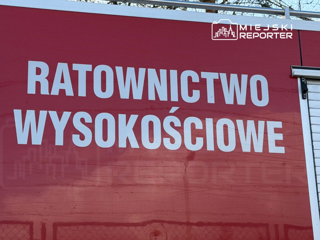 Czerwony pojazd z białym napisem "RATOWNICTWO WYSOKOŚCIOWE" na bocznej ścianie.