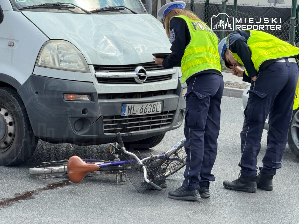 Policjantki badają wypadek z udziałem roweru leżącego na jezdni obok dostawczego samochodu.