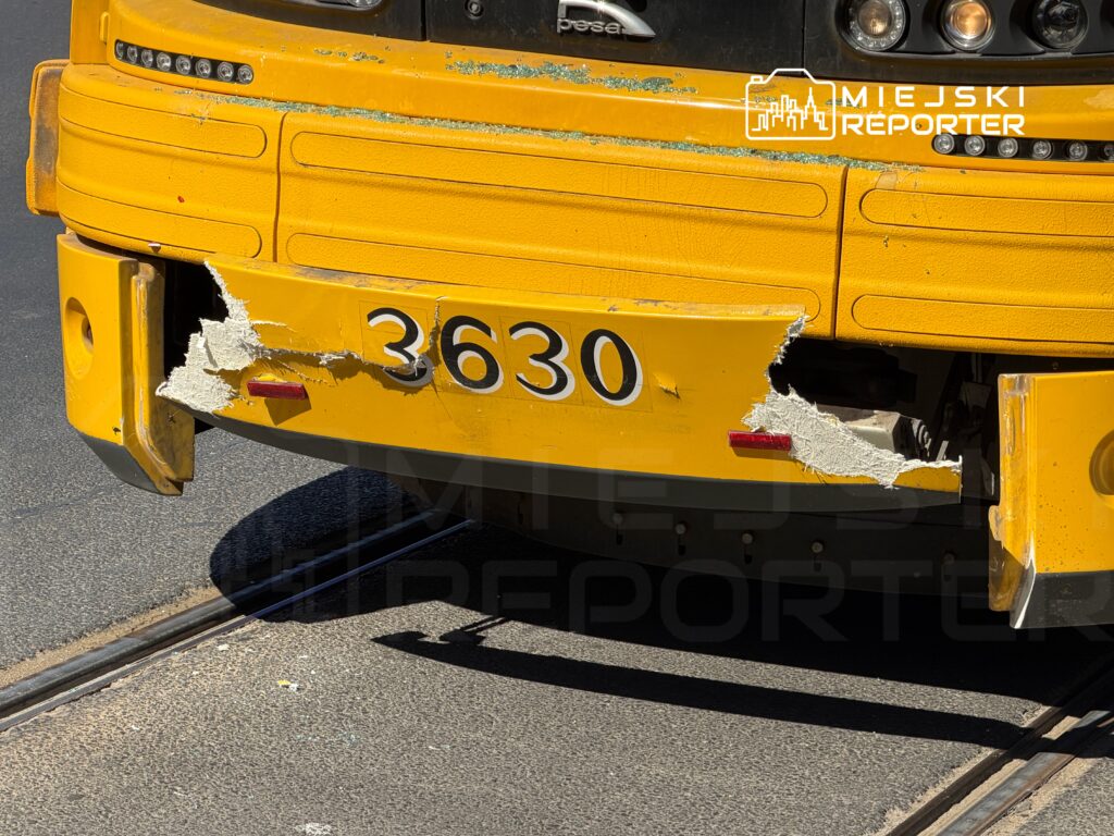 Uszkodzony tył żółtego tramwaju z widocznym numerem 3630, z odłamanym fragmentem nadwozia na tle torów.