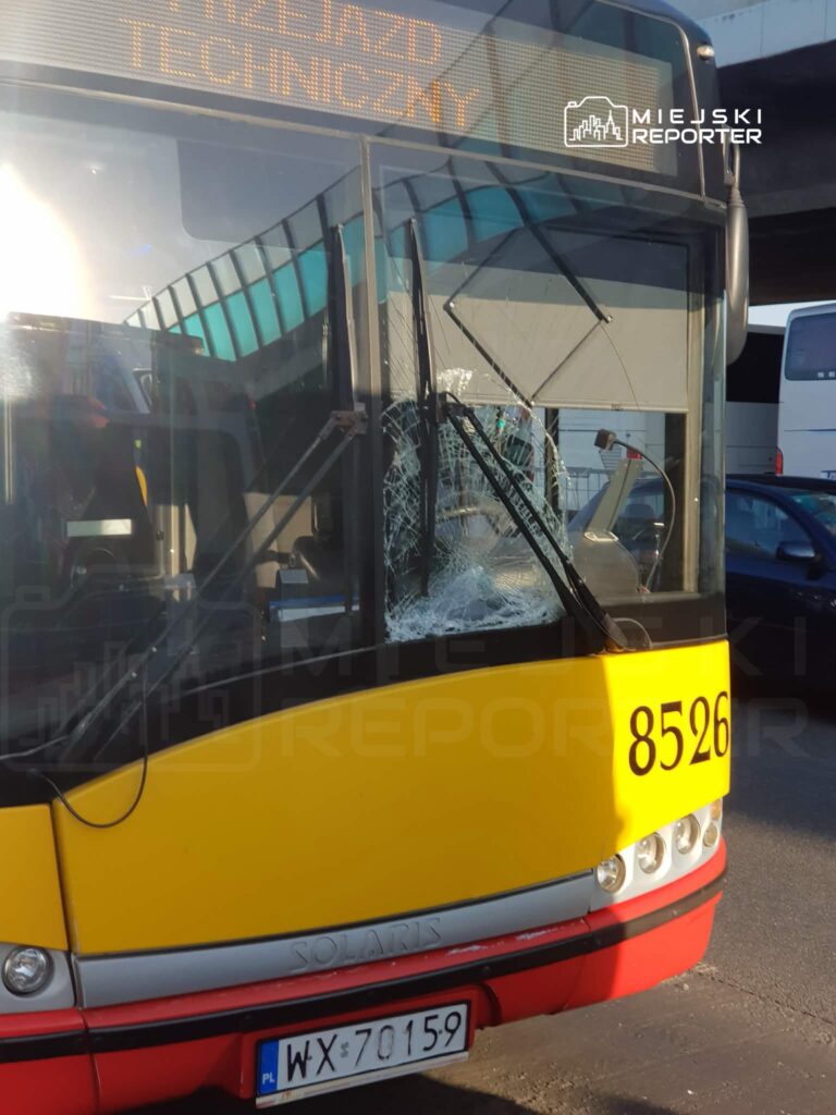 Autobus z uszkodzoną szybą przednią stoi na przystanku, z wyświetlaczem informacyjnym "Przejazd techniczny".