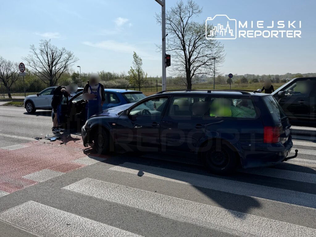 Dwie osoby w niebieskich ubraniach sprawdzają uszkodzone samochody na pasach dla pieszych po kolizji drogowym.