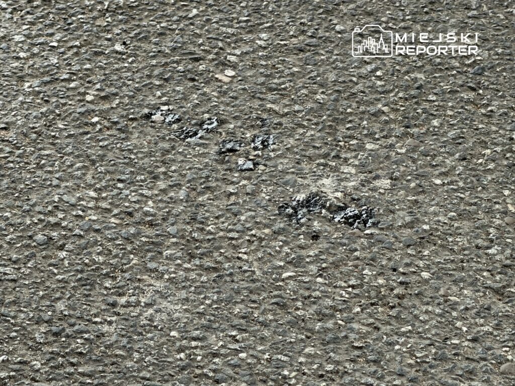 Świeże ślady opon na asfaltowej nawierzchni, widoczne w centrum miasta.