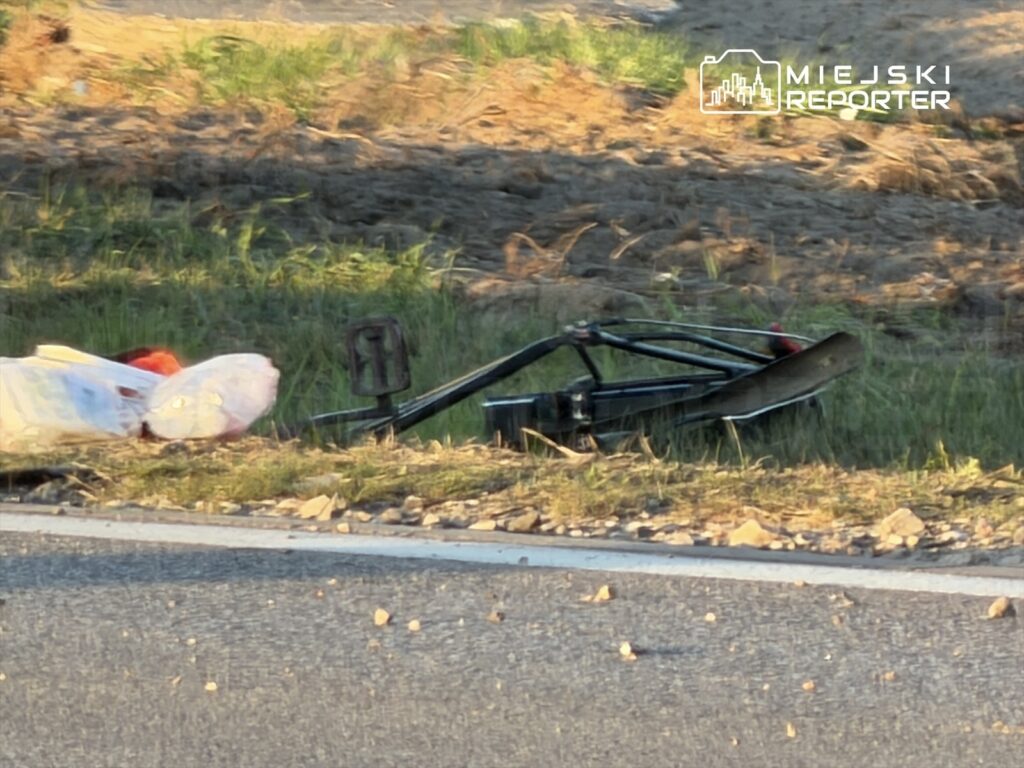 Na poboczu drogi leży sprzęt ogrodniczy oraz torba z nieokreśloną zawartością.