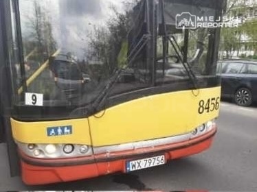 Autobus komunikacji miejskiej o numerze bocznym 8456 zatrzymany na ulicy, z widocznymi reflektorami i numerem rejestracyjnym WX 79756.