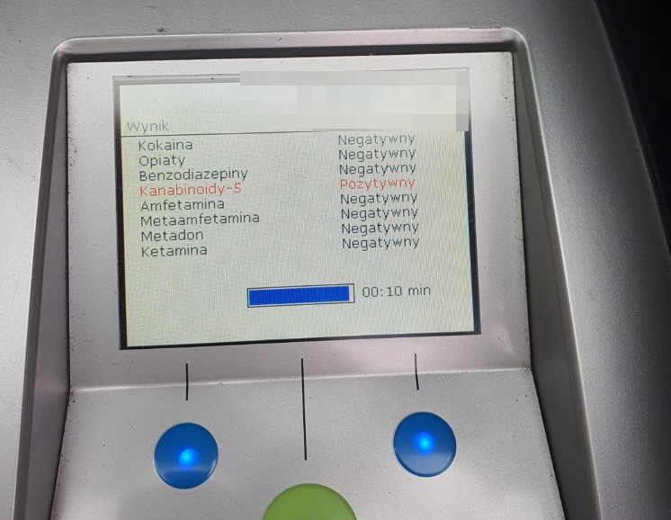 Ekran urządzenia do analizy substancji pokazujący wyniki testu: pozytywny wynik dla kanabinoidów, reszta negatywna.