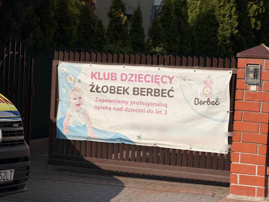 Baner reklamowy klubu dziecięcego "Żłobek Berbeć" z hasłem: "Zapewniamy profesjonalną opiekę nad dziećmi do lat 3".