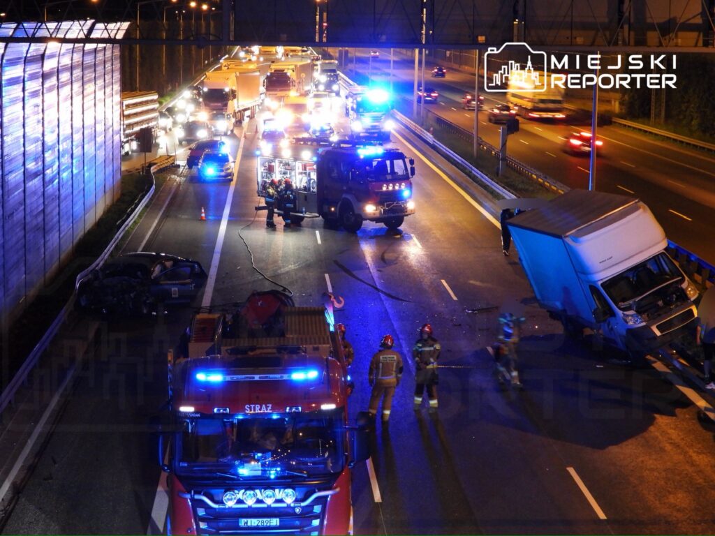Na autostradzie w nocy doszło do wypadku, w którym uczestniczyły dwa pojazdy; strażacy udzielają pomocy poszkodowanym.