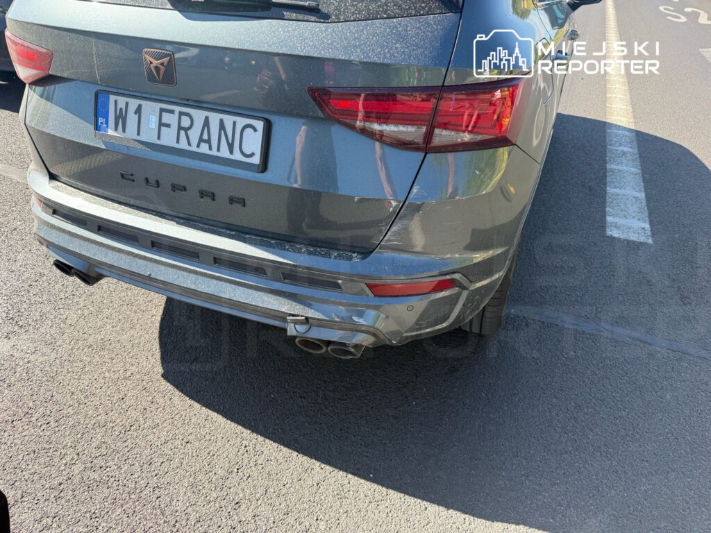 Samochód marki Cupra zaparkowany na ulicy, z widocznym brudnym nadwoziem i tablicą rejestracyjną "W1 FRANC".
