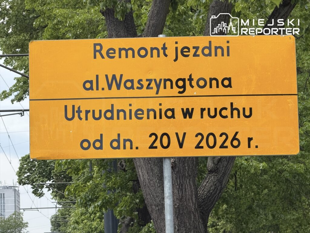 Tablica informacyjna ogłaszająca remont jezdni na al. Waszyngtona, z datą rozpoczęcia 20 V 2026 r.